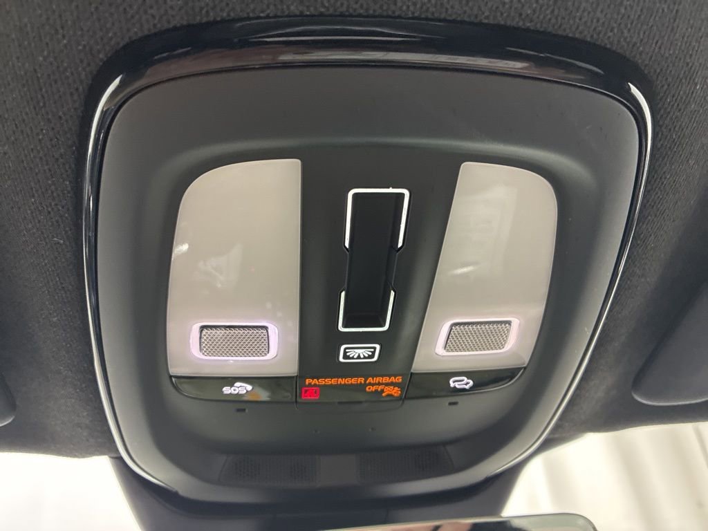 Used 2024 Volvo XC40 B5 Core image 21