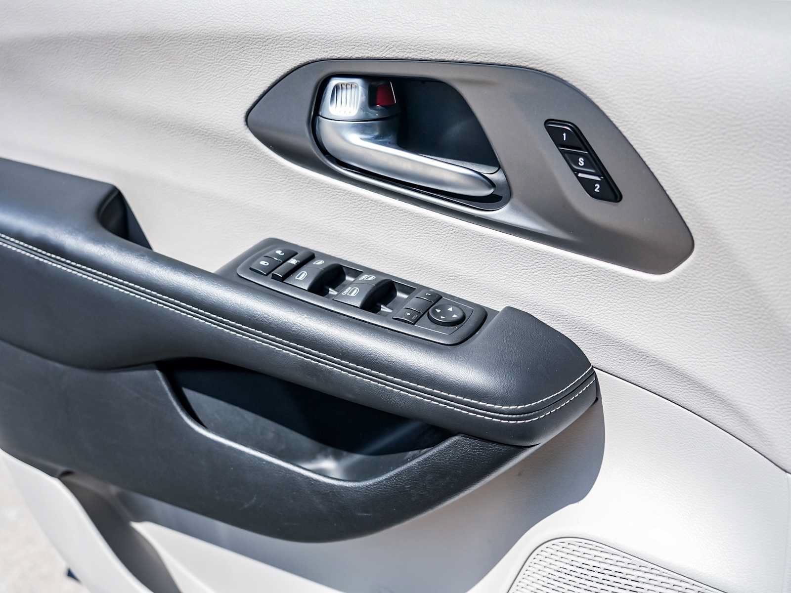 Used 2023 Chrysler Pacifica Touring-L FWD image 18
