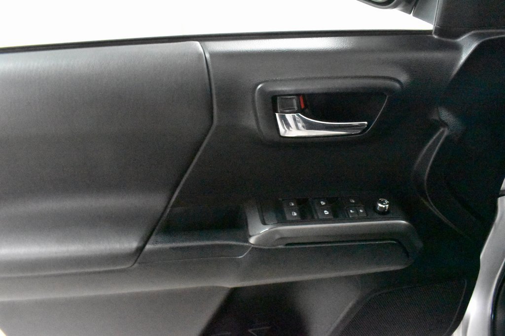 Used 2016 Toyota Tacoma TRD Sport image 18