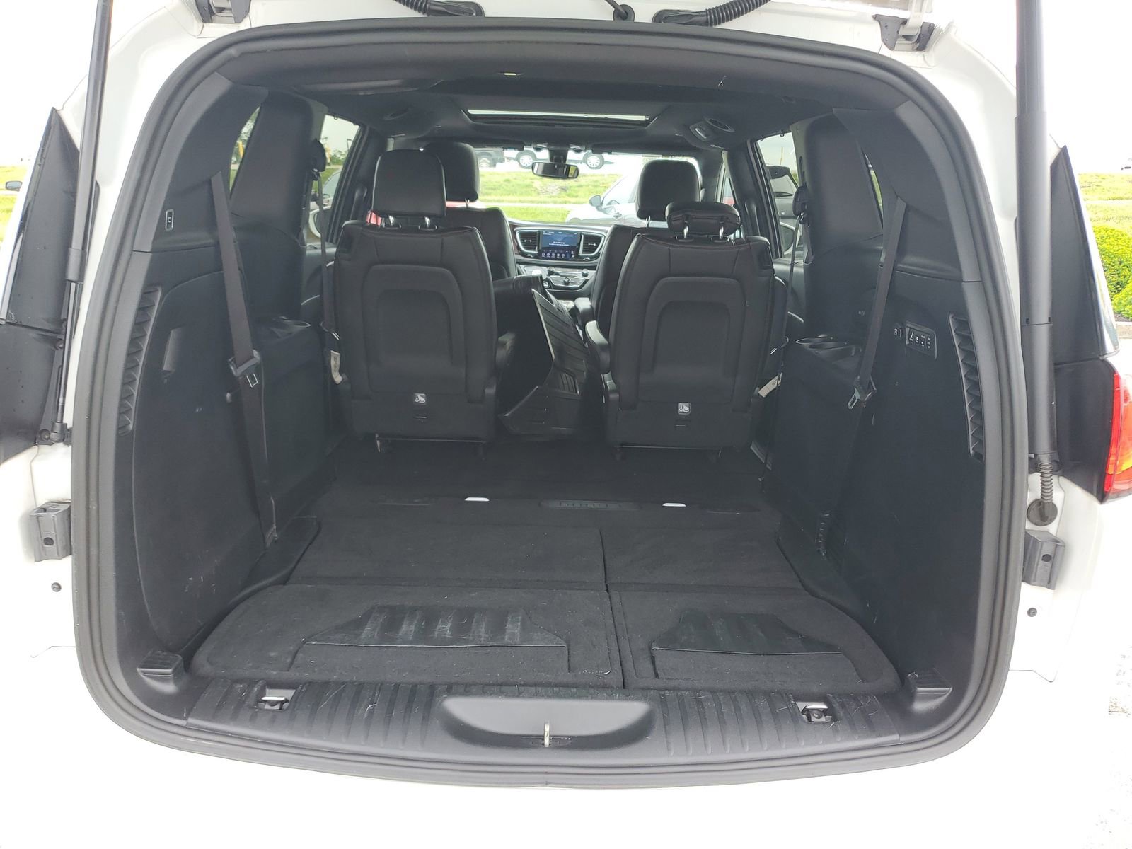 Used 2020 Chrysler Pacifica Limited FWD image 8