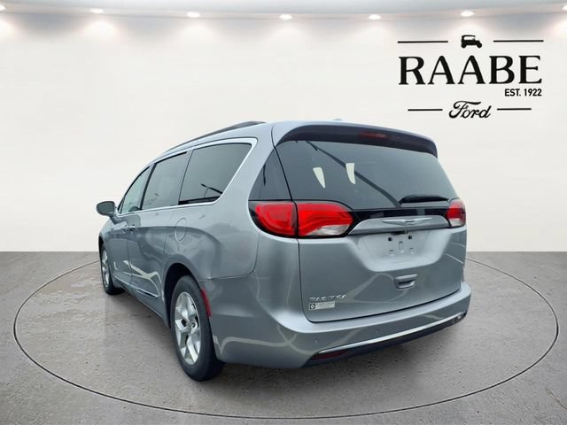 Used 2017 Chrysler Pacifica Touring-L w/ Tire & Wheel Group FWD image 16