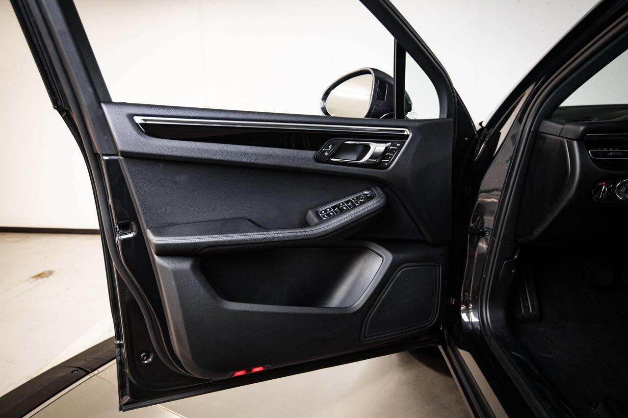 Certified 2024 Porsche Macan AWD/4WD image 23