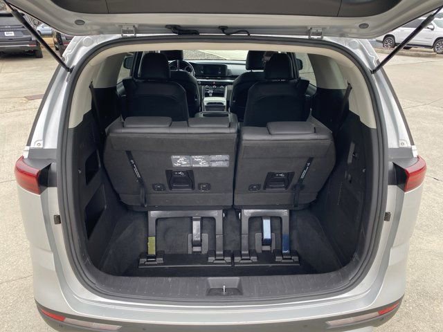 Used 2023 Kia Carnival LX image 30