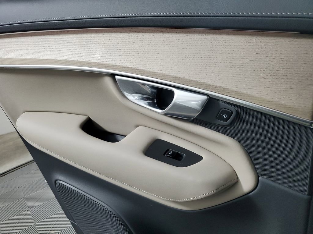 Certified 2026 Volvo XC90 B5 Core w/ Protection Package AWD/4WD image 19