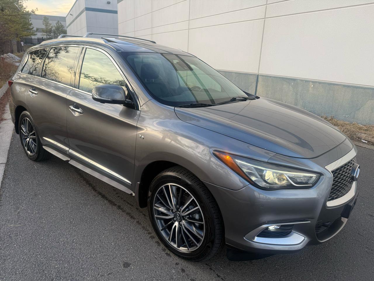 Used 2017 INFINITI QX60 Luxe w/ Deluxe Technology Package image 12