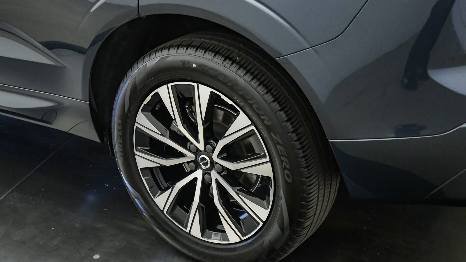 Certified 2025 Volvo XC60 B5 Core AWD/4WD image 11
