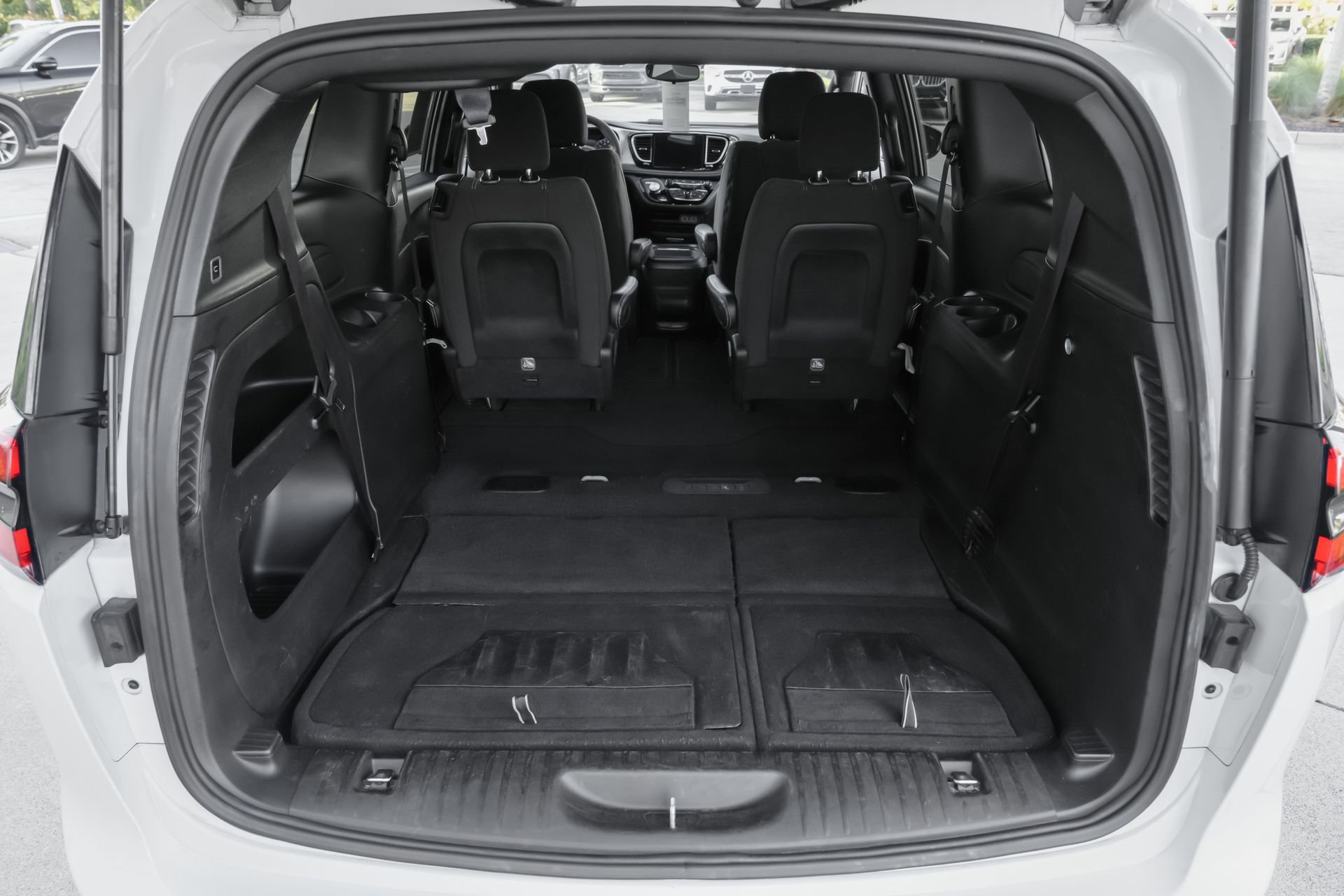 Used 2024 Chrysler Pacifica Touring image 39