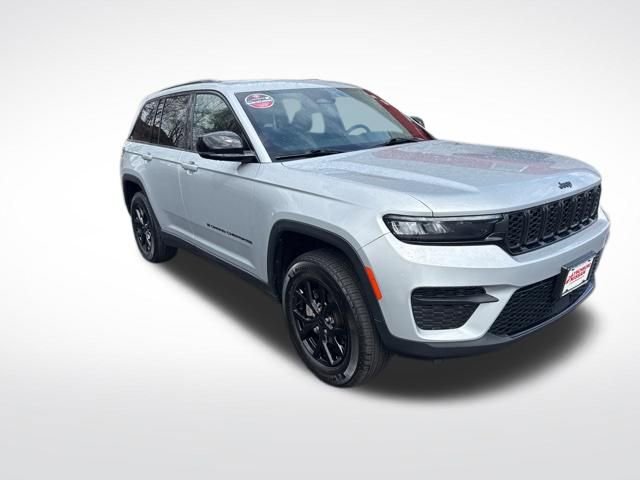 Used 2025 Jeep Grand Cherokee Altitude AWD/4WD image 7