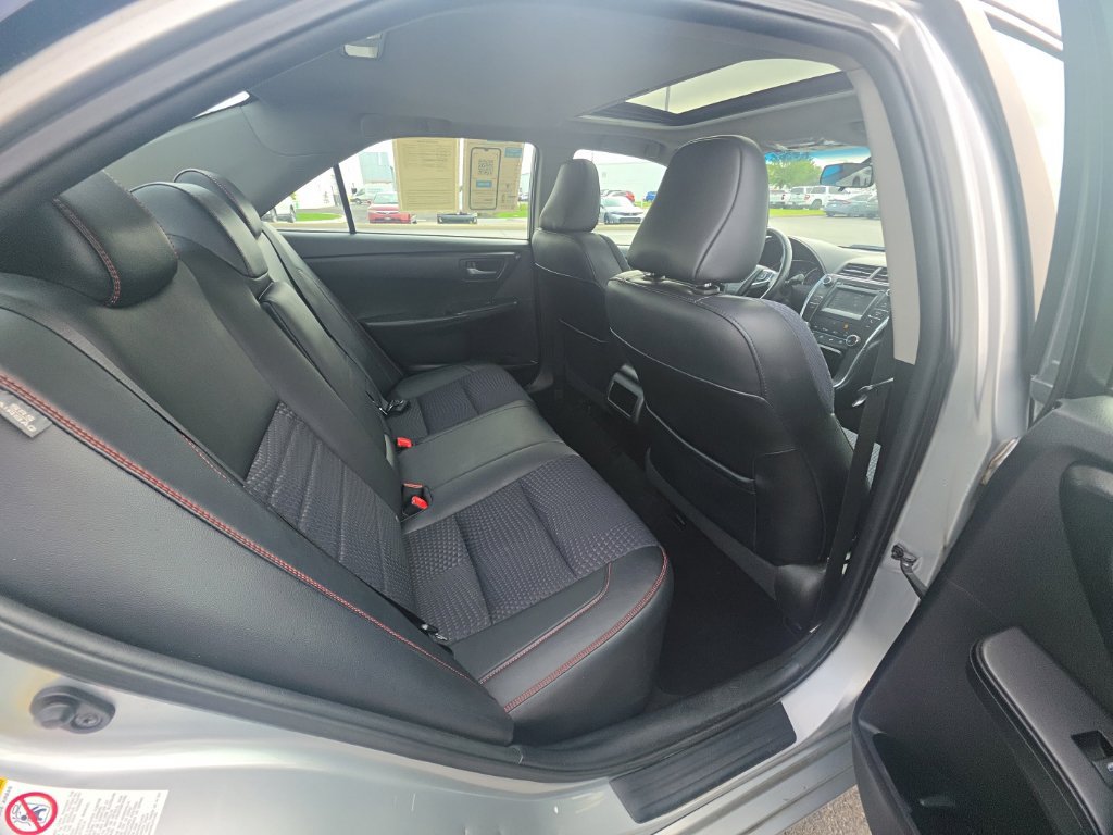 Used 2015 Toyota Camry SE w/ Moonroof Package FWD image 32