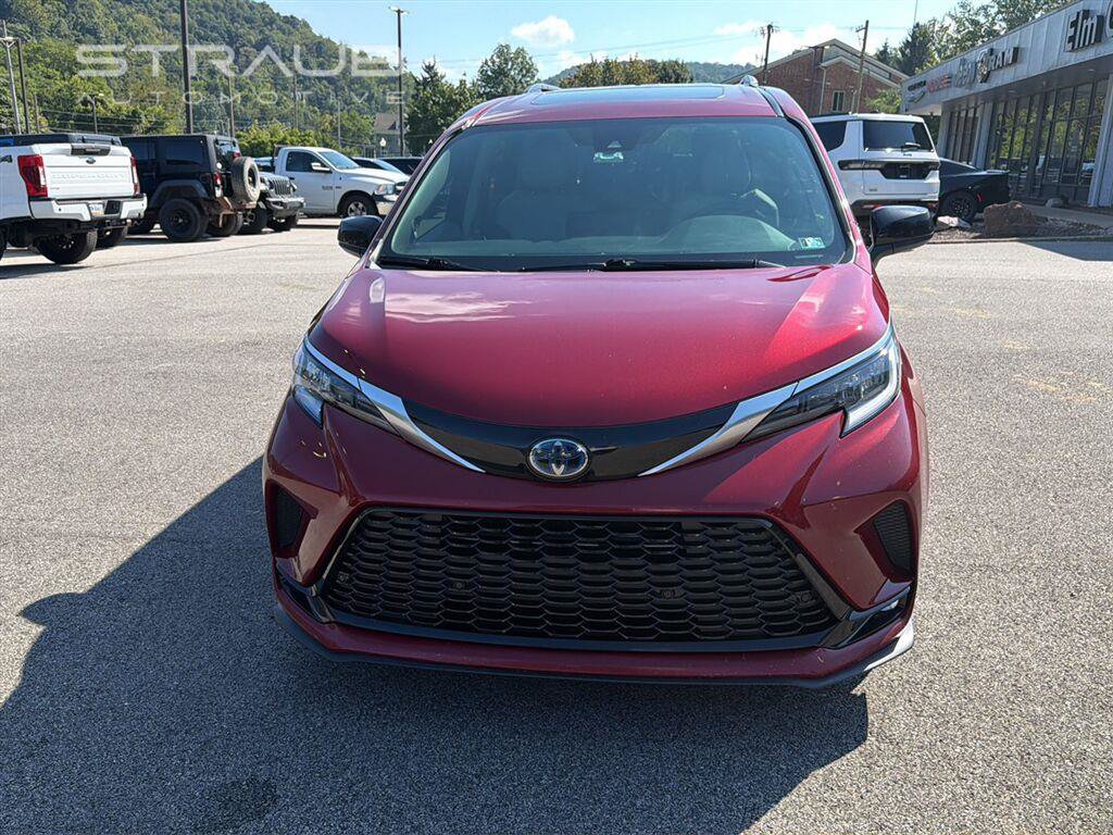 Used 2022 Toyota Sienna XSE w/ XSE Plus Package AWD/4WD image 2