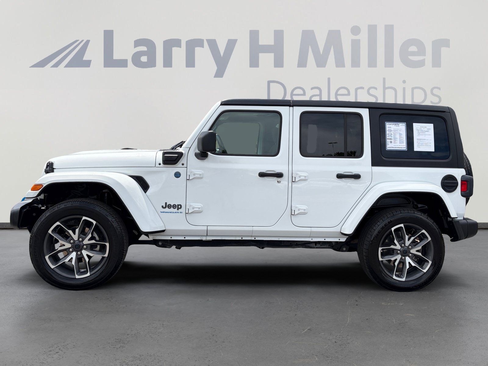 Used 2024 Jeep Wrangler Unlimited AWD/4WD image 2