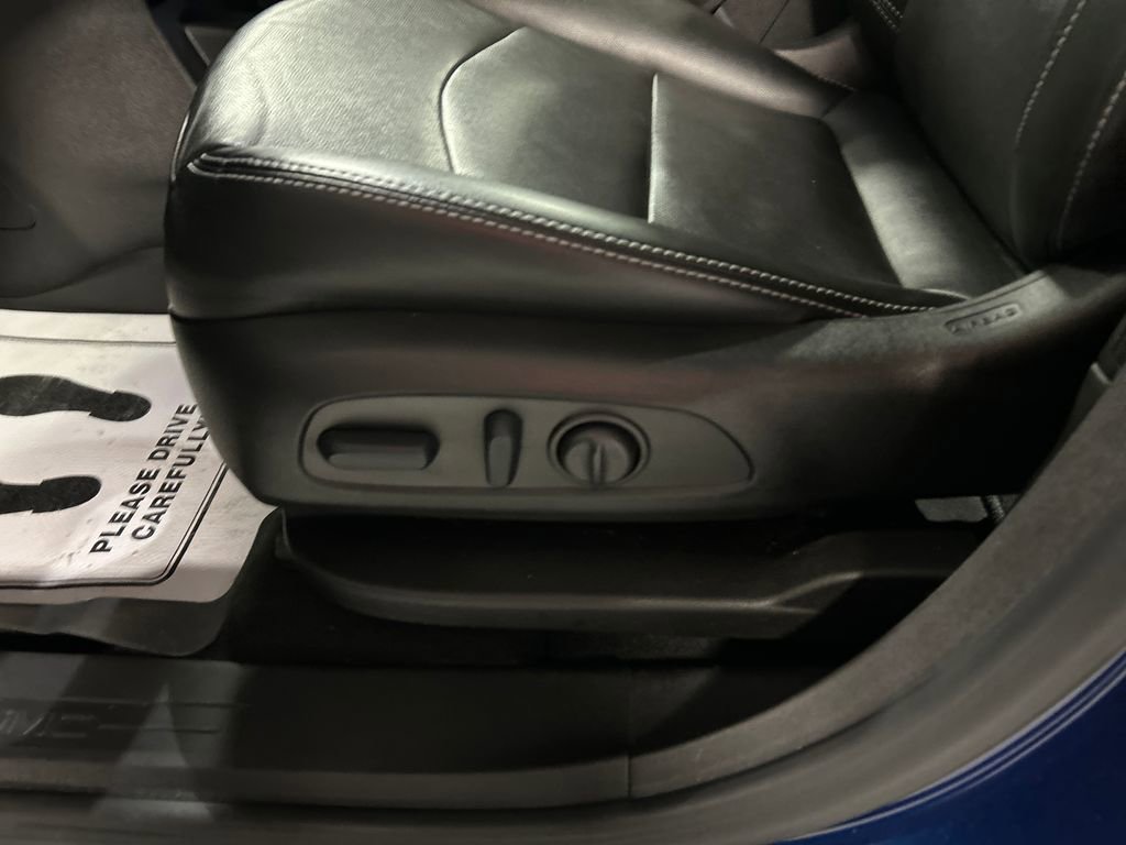 Used 2022 GMC Terrain SLT w/ Elevation Edition image 13