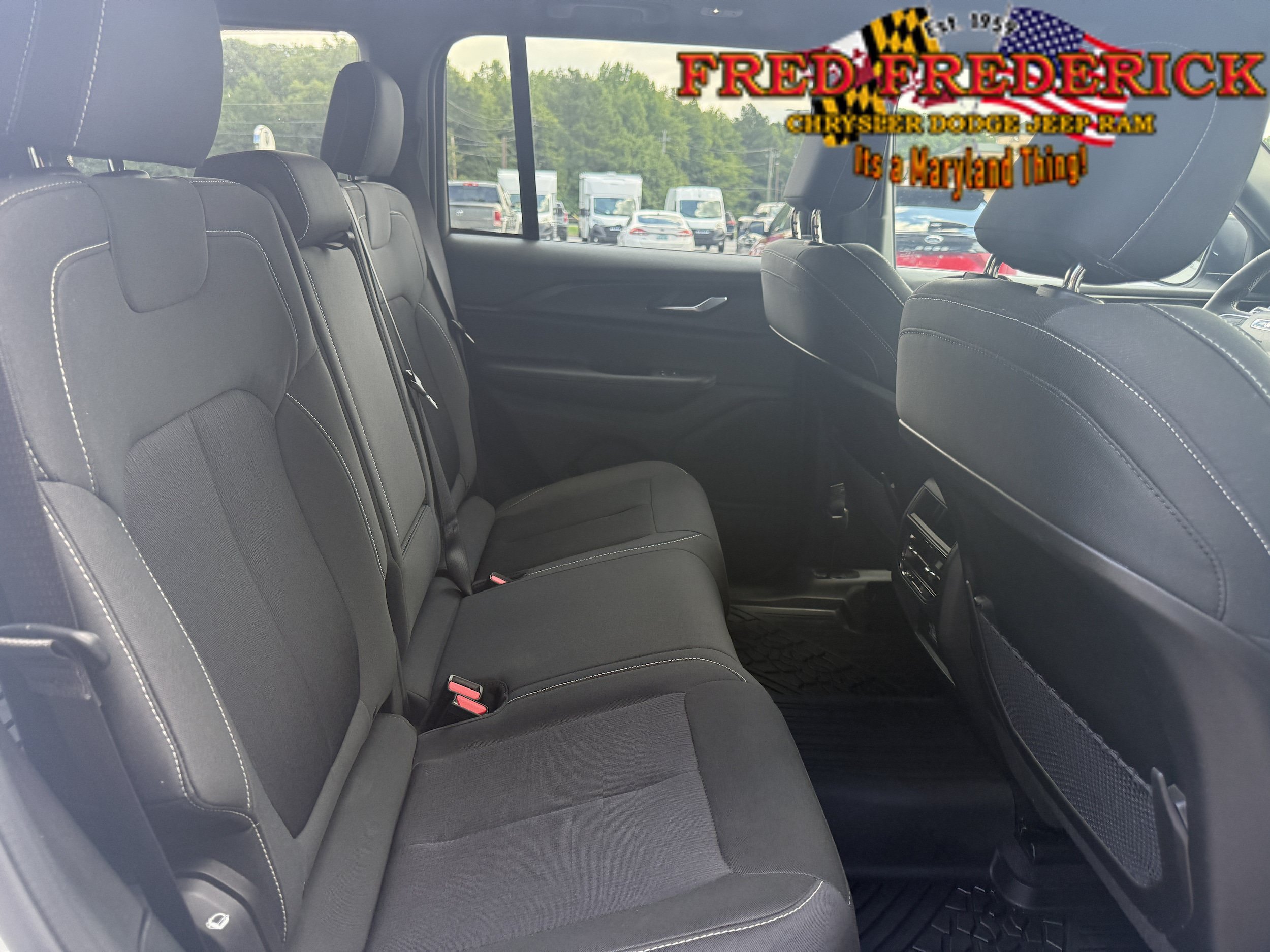Used 2025 Jeep Grand Cherokee Laredo X w/ Trailer Tow Package AWD/4WD image 17