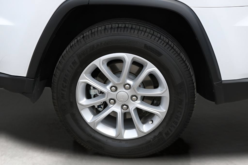 Used 2022 Jeep Grand Cherokee Laredo X RWD image 12