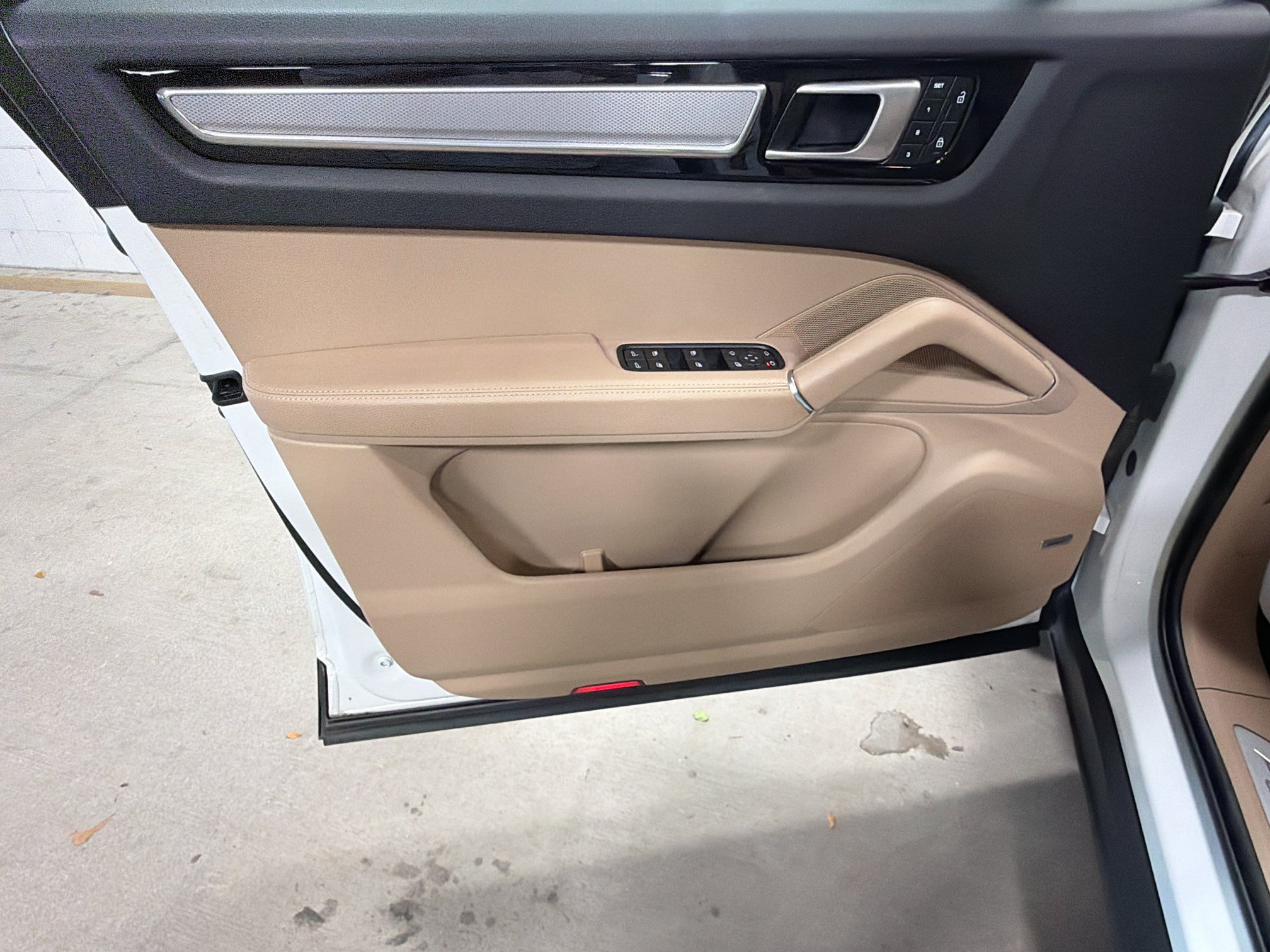 Certified 2023 Porsche Cayenne Platinum Edition AWD/4WD image 22