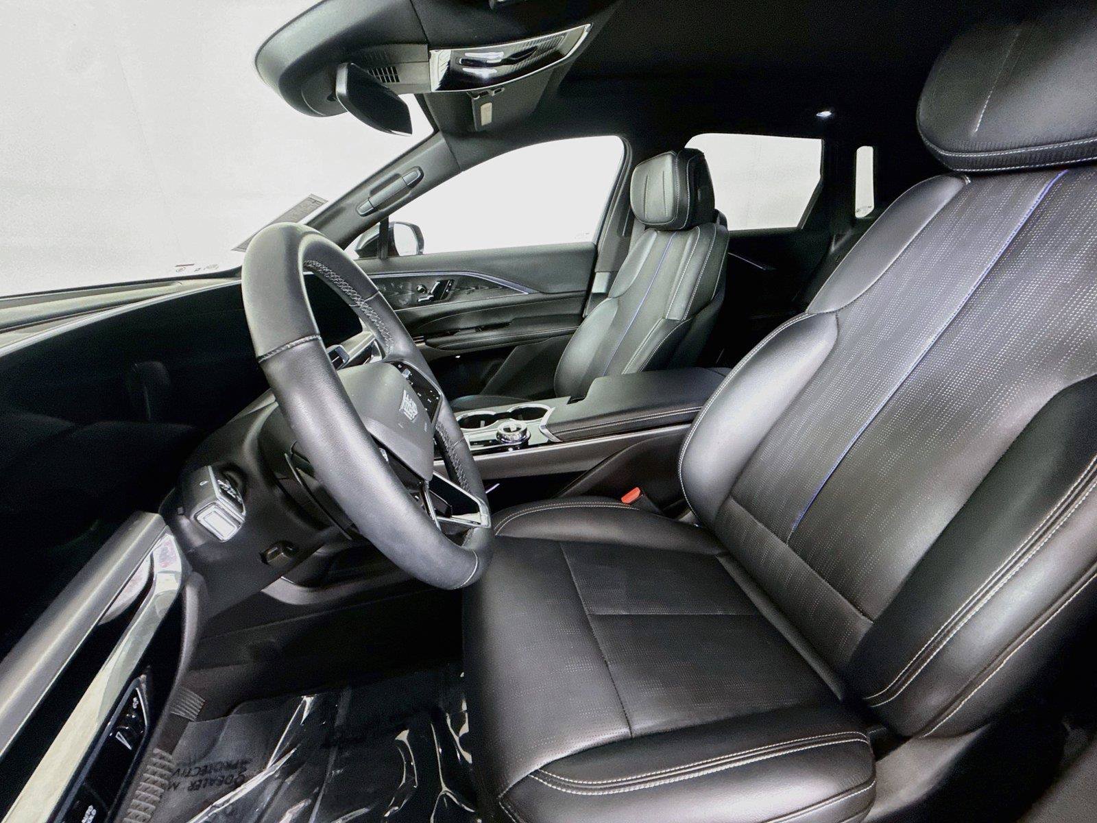 Used 2024 Cadillac Lyriq Luxury AWD/4WD image 3