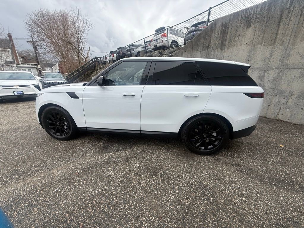 Used 2023 Land Rover Range Rover Sport SE image 2