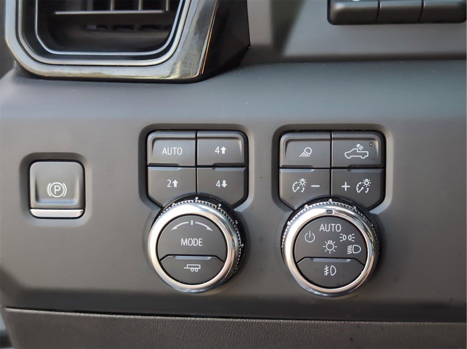 Used 2024 GMC Sierra 2500 AT4 w/ Technology Package AWD/4WD image 29