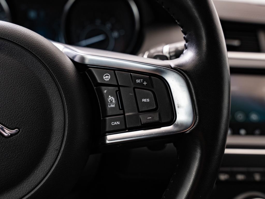 Used 2019 Jaguar E-PACE R-Dynamic SE image 31