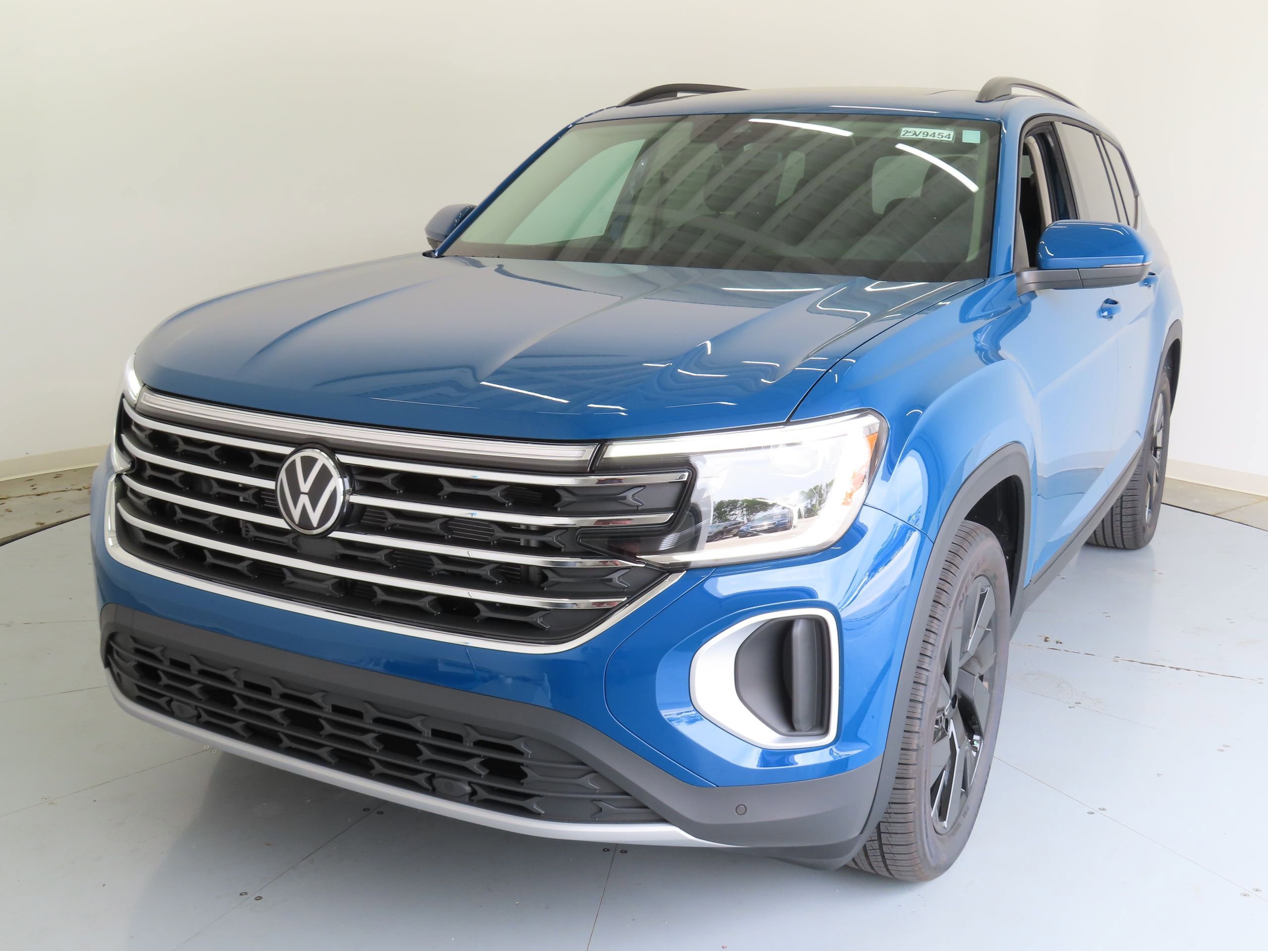 New 2025 Volkswagen Atlas SE FWD image 9