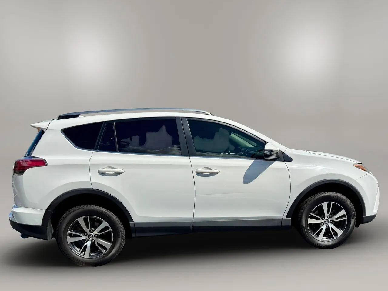 Used 2018 Toyota RAV4 XLE FWD image 6