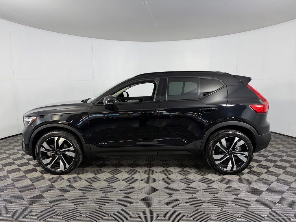 Used 2025 Volvo XC40 B5 Plus image 9