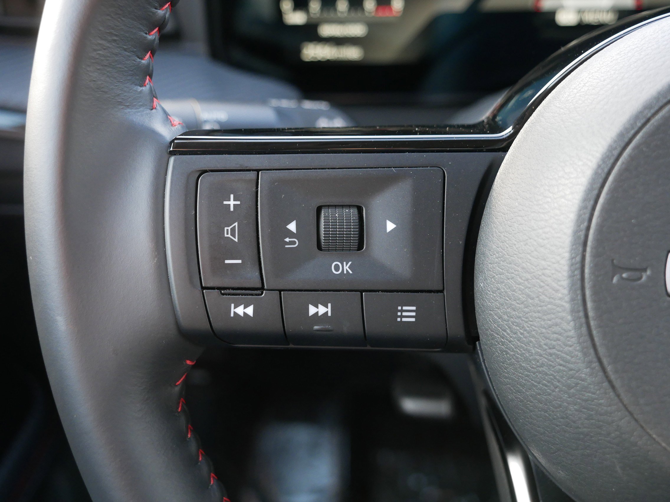 Used 2025 Nissan Kicks SR image 31