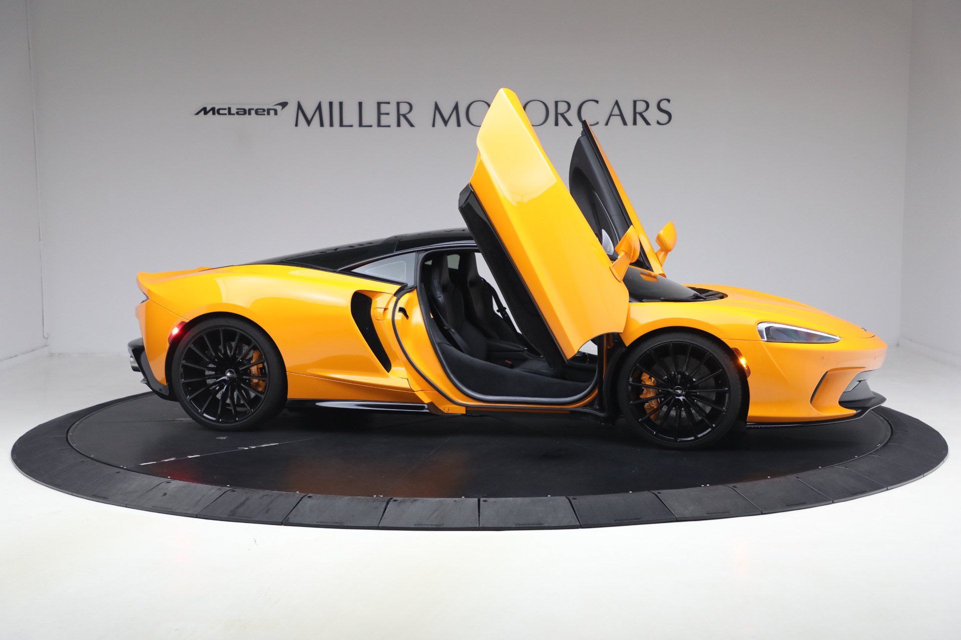 Used 2023 McLaren GT RWD image 32