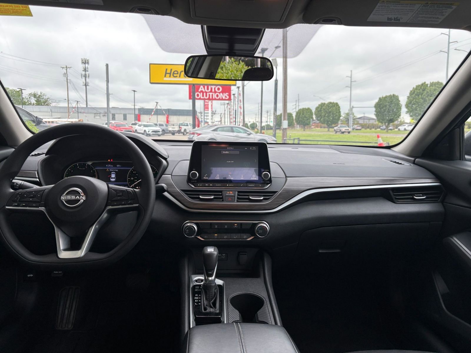 Used 2025 Nissan Altima 2.5 SV FWD image 33