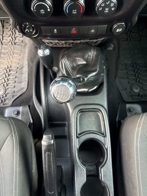 Used 2016 Jeep Wrangler Unlimited Rubicon w/ Connectivity Group AWD/4WD image 12