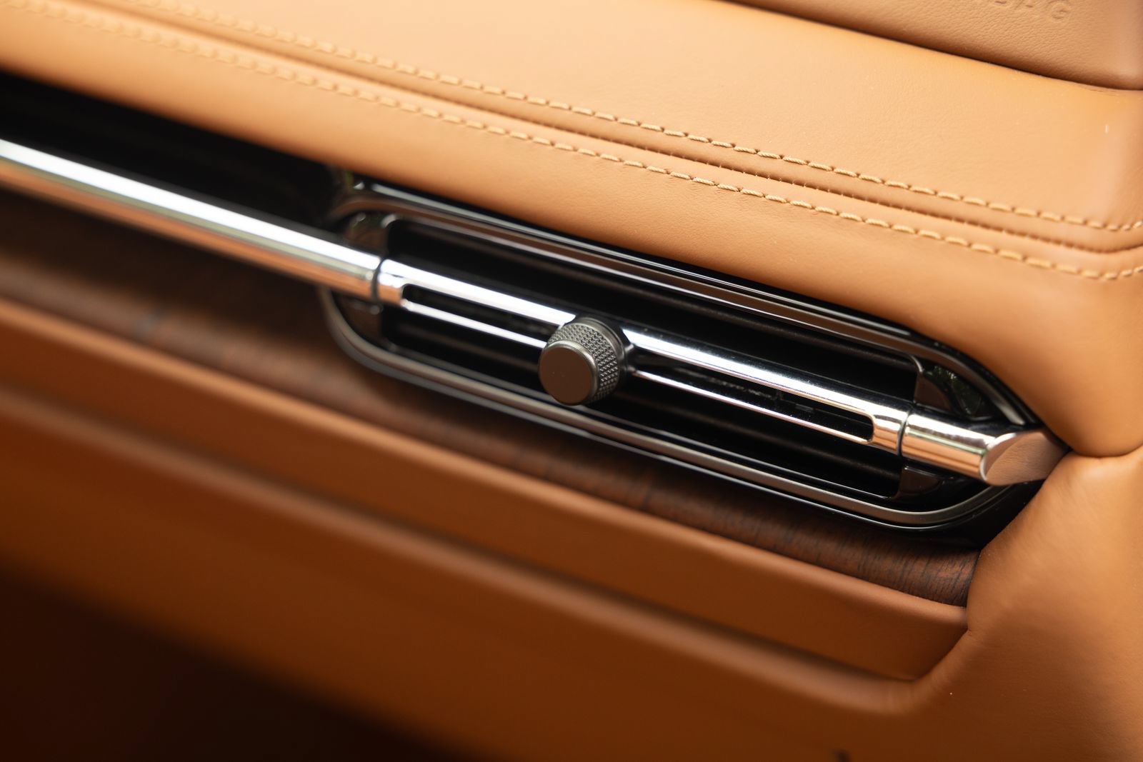 Used 2024 Aston Martin DB12 Convertible RWD image 50