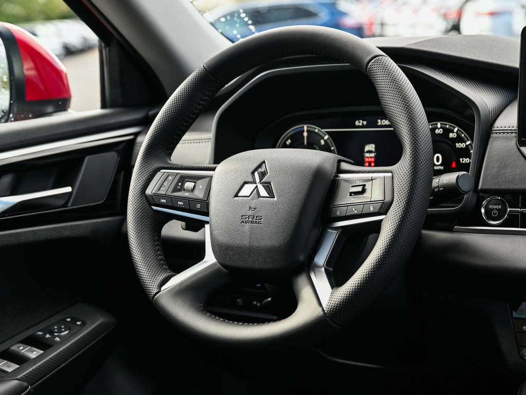 New 2025 Mitsubishi Outlander SE image 14