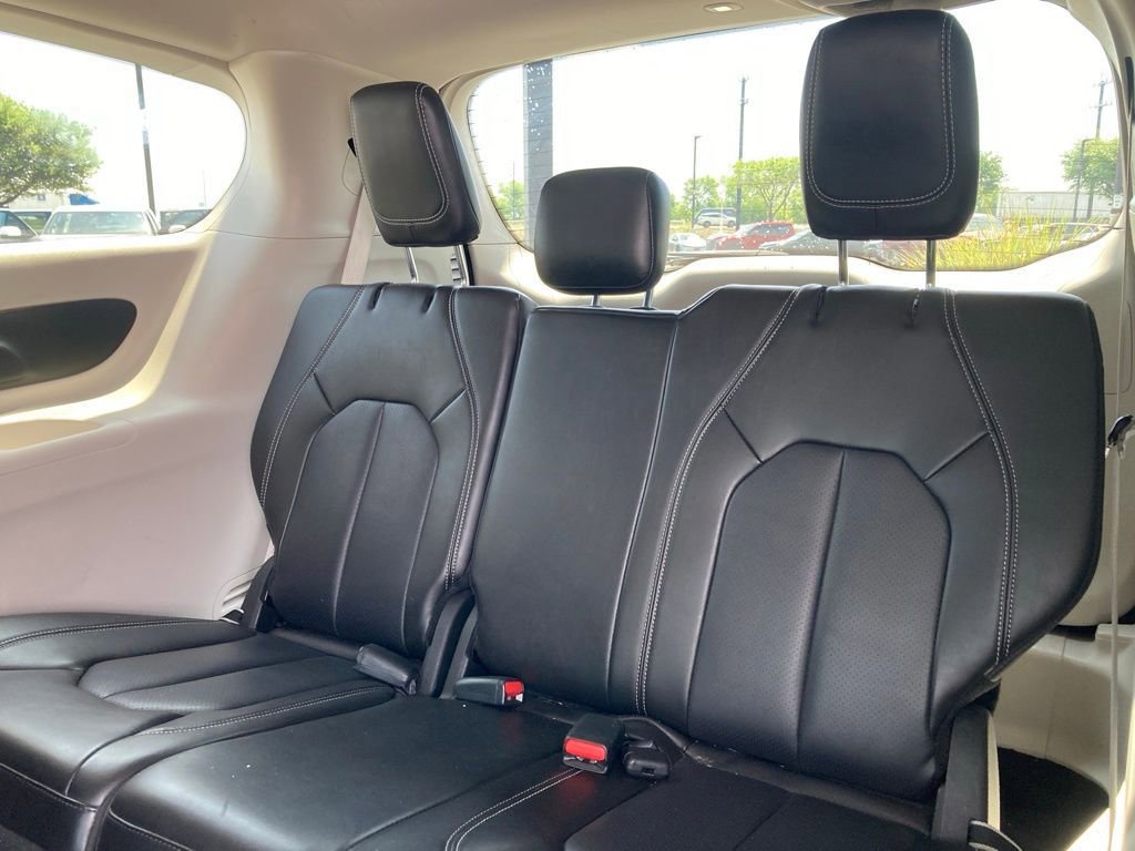 Used 2024 Chrysler Pacifica Touring-L image 11