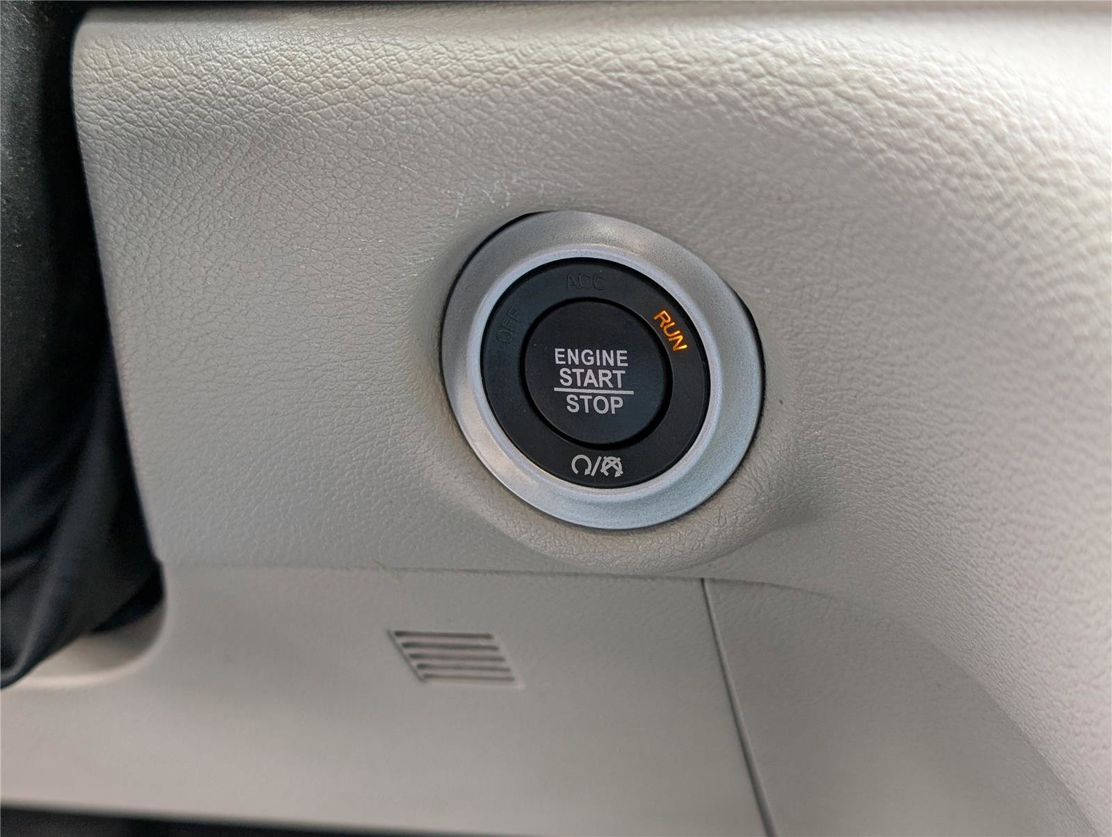 Used 2023 Chrysler Pacifica Touring-L image 24