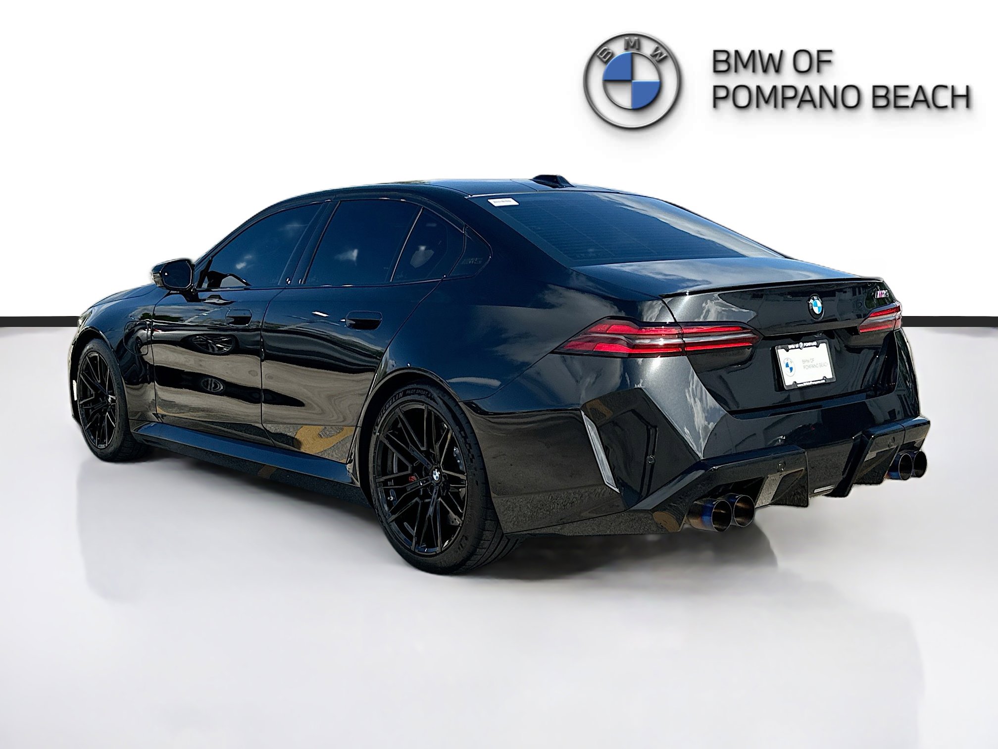 Used 2025 BMW M5 w/ Executive Package image 5