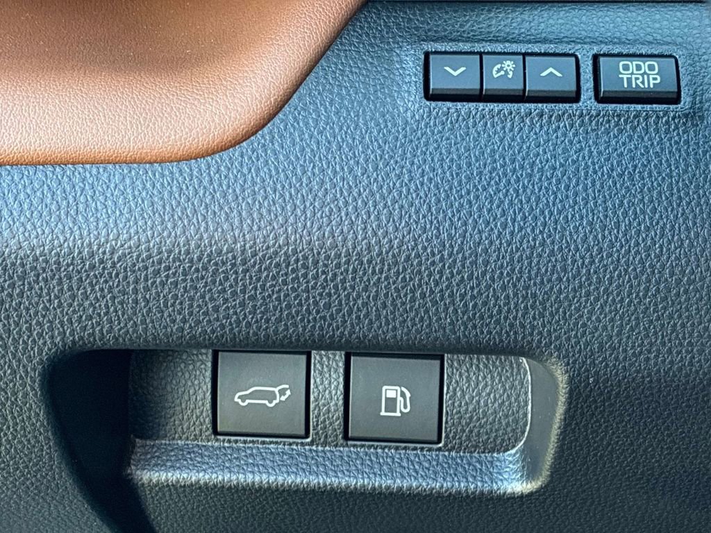 Used 2025 Toyota Crown Signia w/ Advanced Technology Package image 26