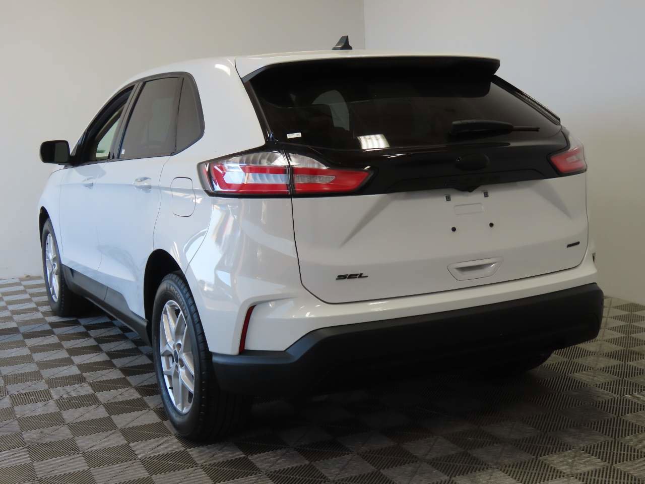Used 2022 Ford Edge SEL w/ Convenience Package image 3