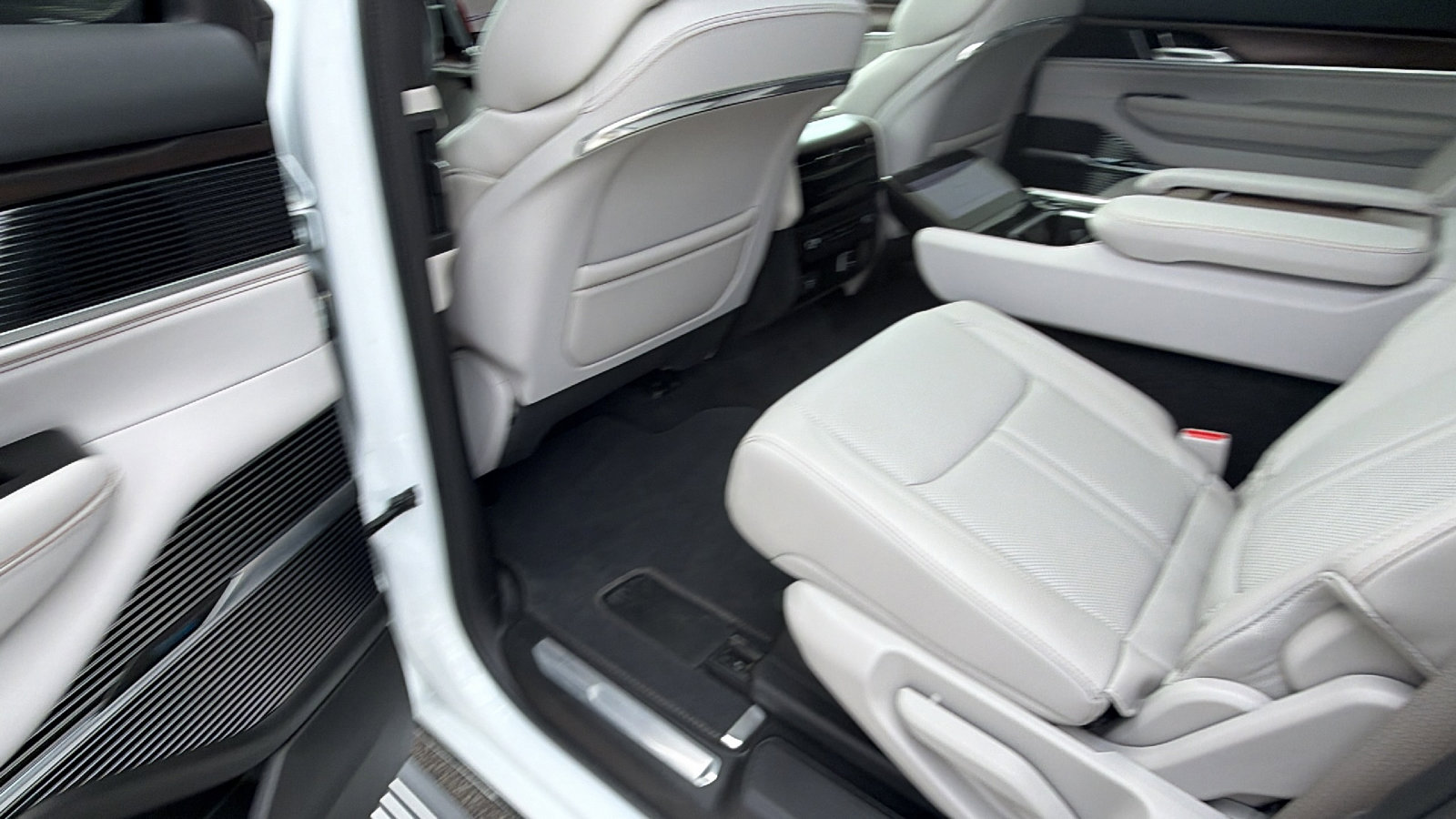 Used 2025 Jeep Grand Wagoneer 4WD image 25