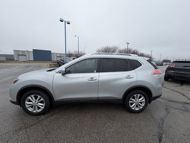 Used 2015 Nissan Rogue SV image 2