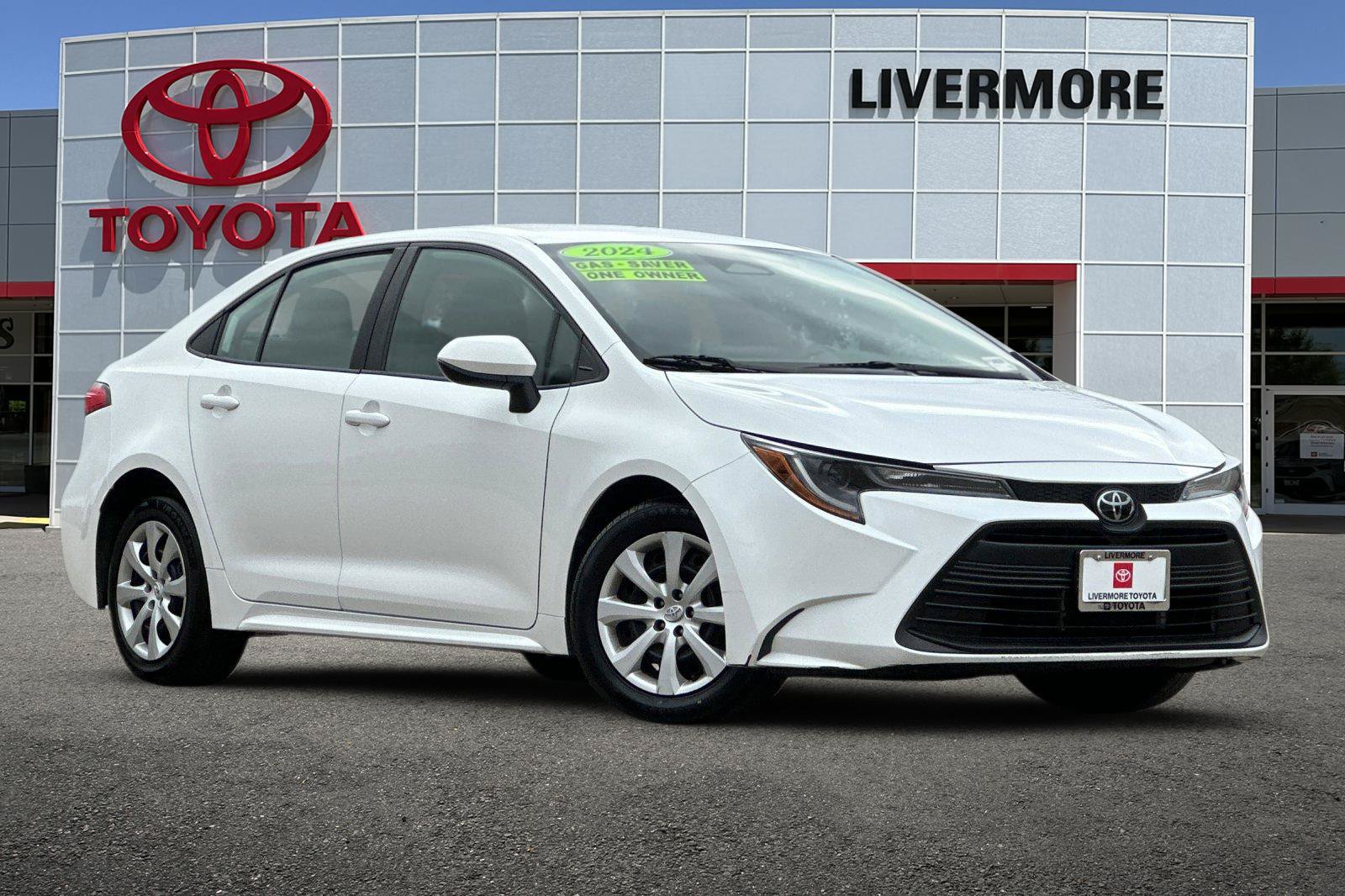 Used 2024 Toyota Corolla LE FWD image 2