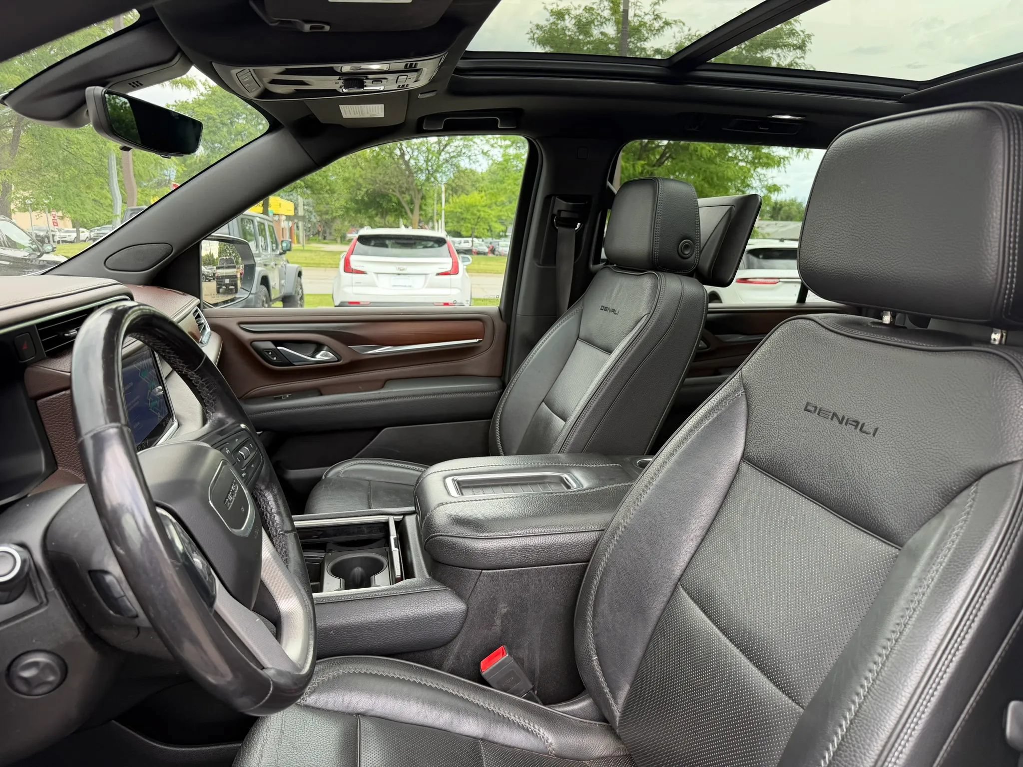 Used 2021 GMC Yukon XL Denali w/ Denali Premium Package AWD/4WD image 17