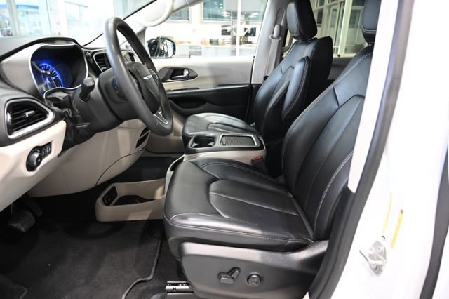 Used 2024 Chrysler Pacifica Touring-L FWD image 9