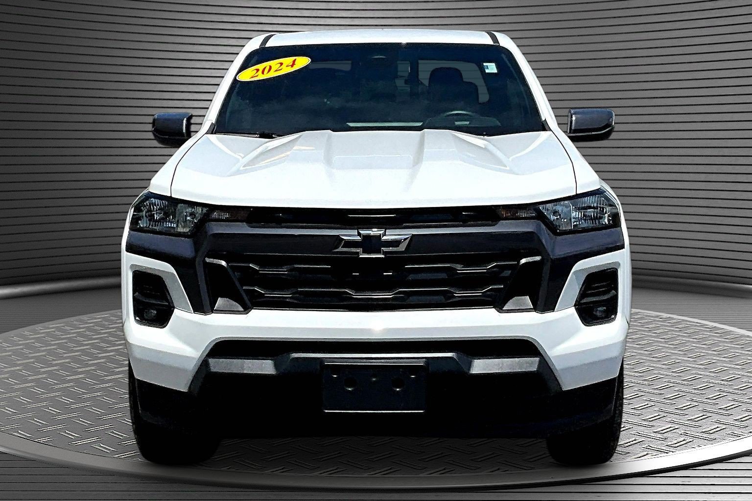 Used 2024 Chevrolet Colorado LT w/ LT Convenience Package II AWD/4WD image 2