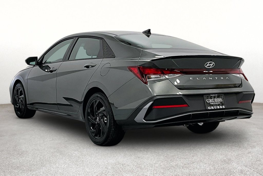 New 2026 Hyundai Elantra SEL Sport FWD image 3