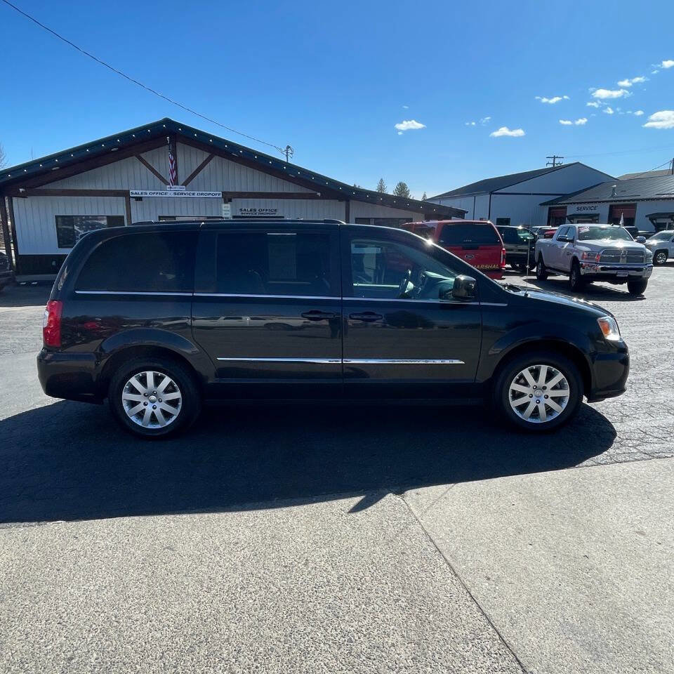 Used 2016 Chrysler Town & Country Touring image 6