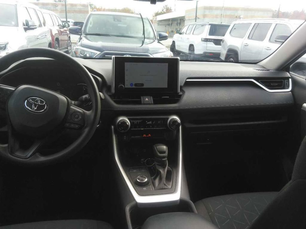 Used 2024 Toyota RAV4 XLE AWD/4WD image 5