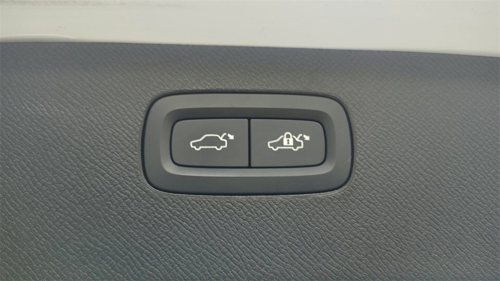 Certified 2024 Volvo XC90 T8 Plus image 31