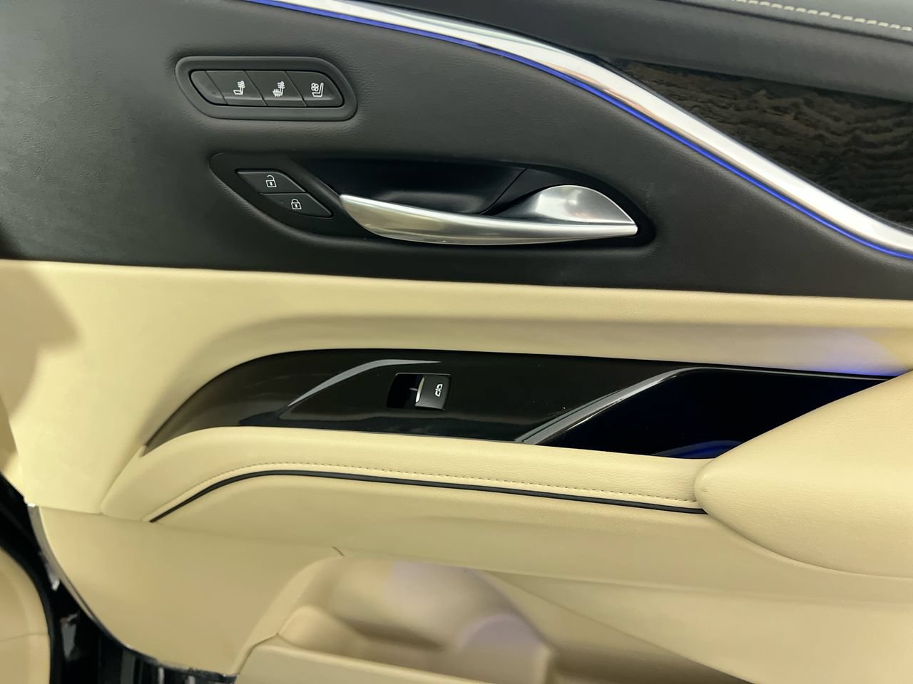 Used 2024 Cadillac Escalade Premium Luxury RWD image 29