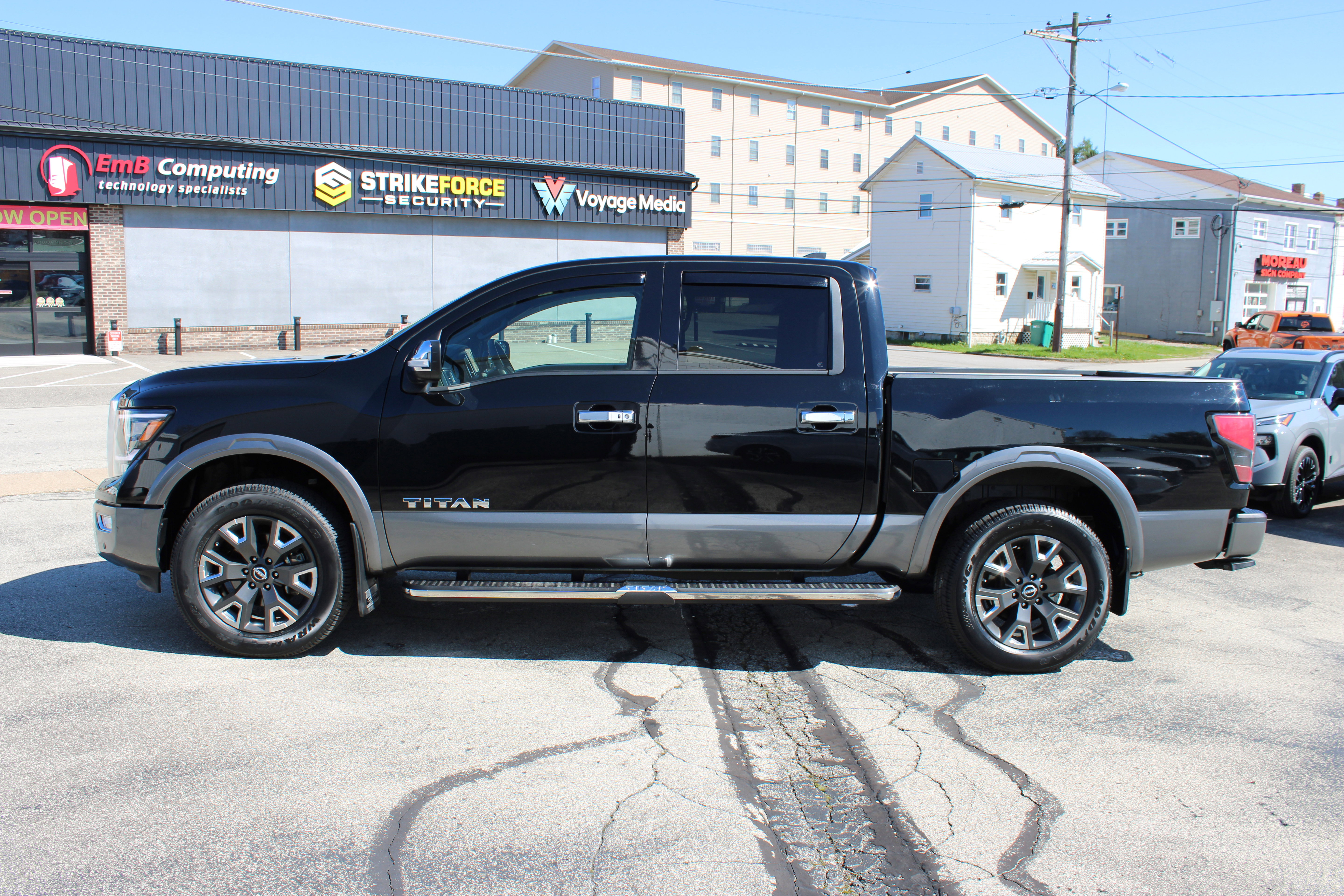 Certified 2023 Nissan Titan Platinum Reserve w/ Moonroof Package image 2