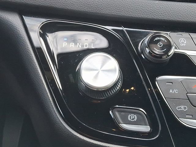Used 2025 Chrysler Pacifica Select image 16